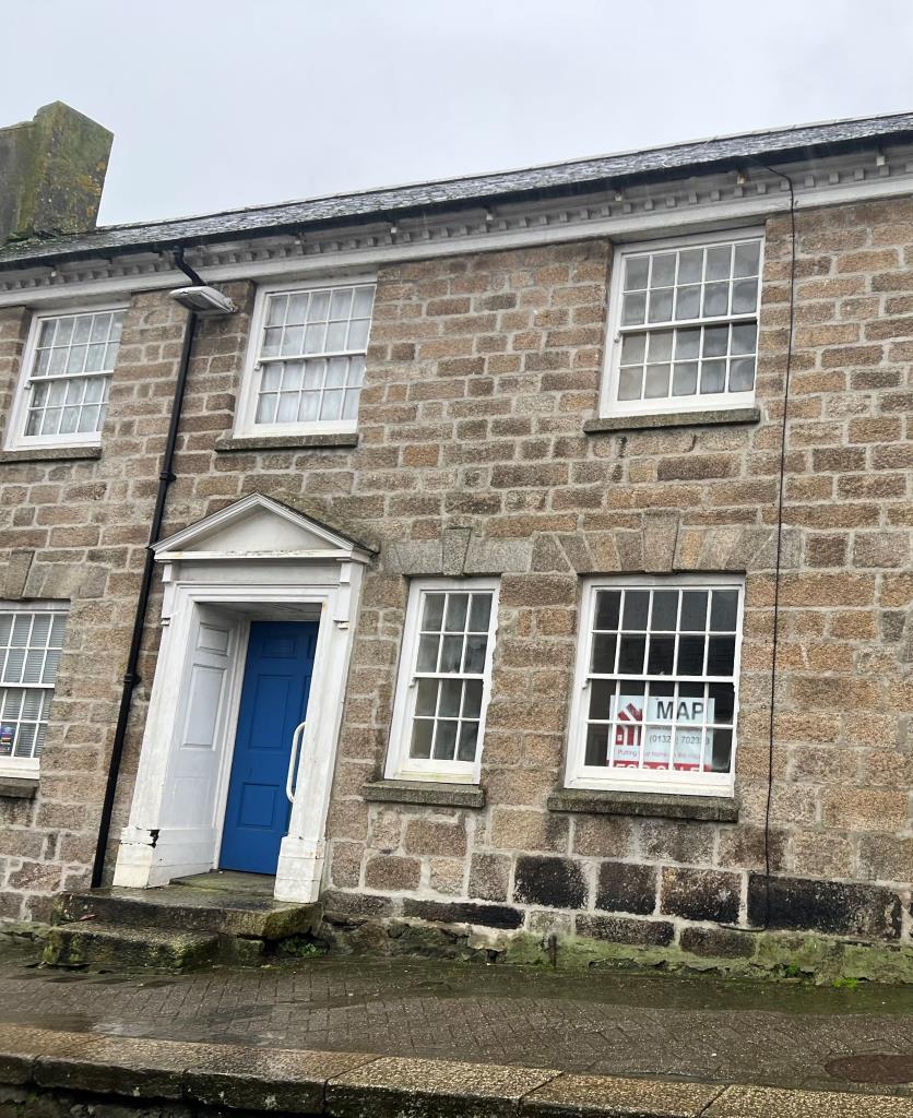 Lot: 70 - TERRACED COTTAGE FOR UPDATING WITH GARDEN -